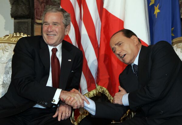 2008年，喬治布什與意大利總理貝盧斯科尼在羅馬會晤時的幽默瞬間。 - 俄羅斯衛星通訊社