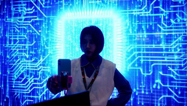 Женщина на выставке полупроводниковых устройств на Всемирной выставке бытовой техники и электроники (AWE) в Шанхае. - 俄罗斯卫星通讯社