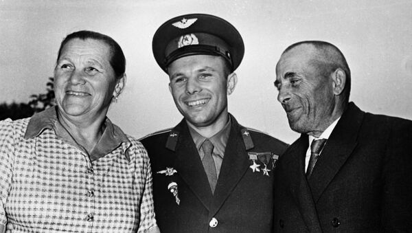 Летчик-космонавт СССР, Герой Советского Союза Юрий Гагарин с мамой Анной Тимофеевной и отцом Алексеем Ивановичем на родине в Гжатске (ныне Гагарин).  - 俄羅斯衛星通訊社