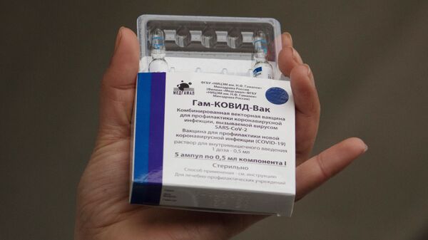 Медицинский работник демонстрирует ампулы с российской вакциной Спутник V - 俄羅斯衛星通訊社