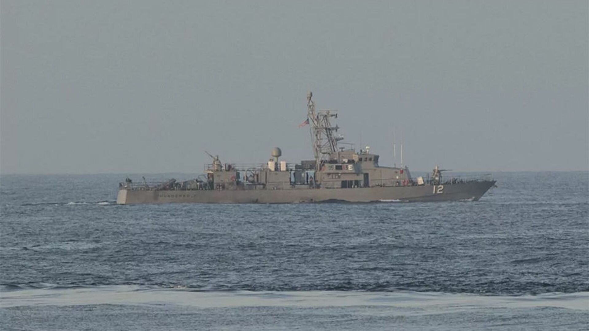 美國海軍在阿曼灣攔截一艘漁船 船上載有2000支卡拉什尼科夫衝鋒槍 - 俄羅斯衛星通訊社, 1920, 11.01.2023