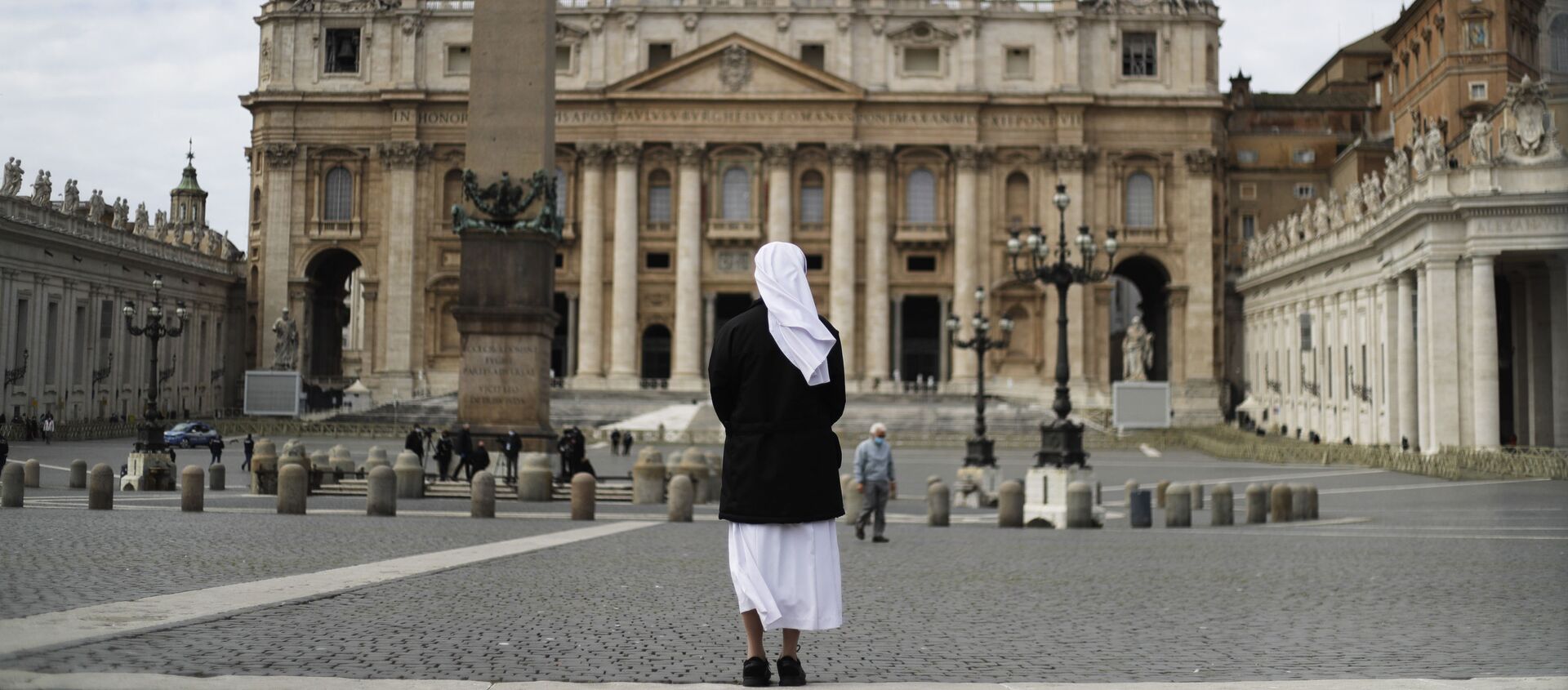 Монахиня на площади Святого Петра в Ватикане - 俄羅斯衛星通訊社, 1920, 27.07.2021