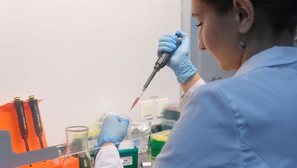 Сотрудница лаборатории проводит испытания вакцины от COVID-19 в центре эпидемиологии и микробиологии имени Н. Ф. Гамалеи - 俄罗斯卫星通讯社