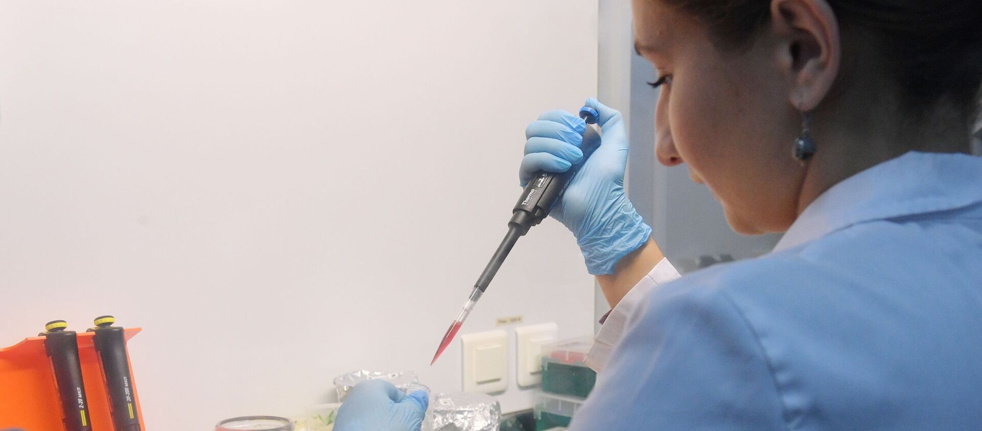 Сотрудница лаборатории проводит испытания вакцины от COVID-19 в центре эпидемиологии и микробиологии имени Н. Ф. Гамалеи - 俄羅斯衛星通訊社, 1920, 05.08.2021