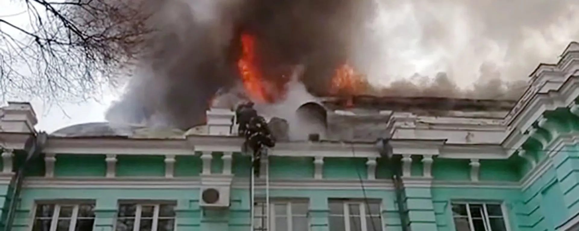 Сотрудники МЧС РФ тушат пожар в кардиохирургическом центре Благовещенска. Стоп-кадр с видео, предоставленного МЧС РФ.  - 俄羅斯衛星通訊社, 1920, 04.04.2021