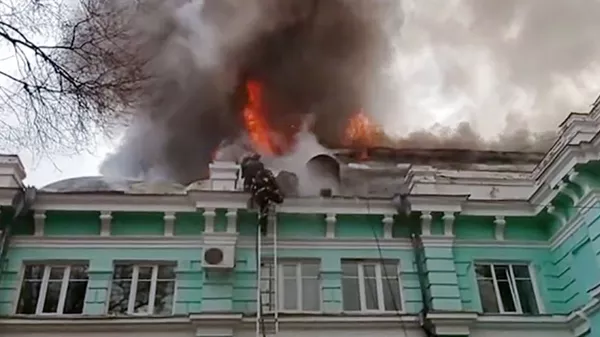 Сотрудники МЧС РФ тушат пожар в кардиохирургическом центре Благовещенска. Стоп-кадр с видео, предоставленного МЧС РФ.  - 俄羅斯衛星通訊社