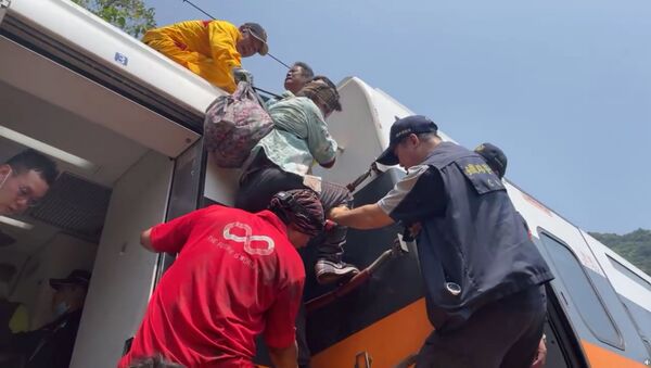 Спасатели помогают пассажирам потерпевшего крушение поезда на Тайване - 俄罗斯卫星通讯社