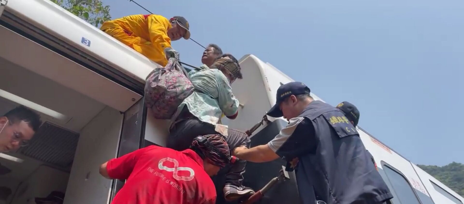 Спасатели помогают пассажирам потерпевшего крушение поезда на Тайване - 俄羅斯衛星通訊社, 1920, 02.04.2021