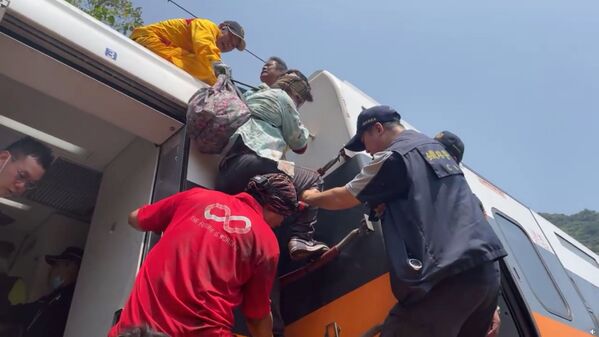 救援人員救助受傷乘客。 - 俄羅斯衛星通訊社