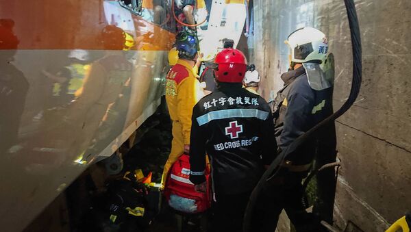 Эвакуация пассажиров из поезда, сошедшего с рельсов в Тайване - 俄羅斯衛星通訊社