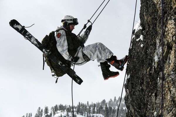 参赛者在西萨彦岭岩石处使用固定绳索下降。 - 俄罗斯卫星通讯社