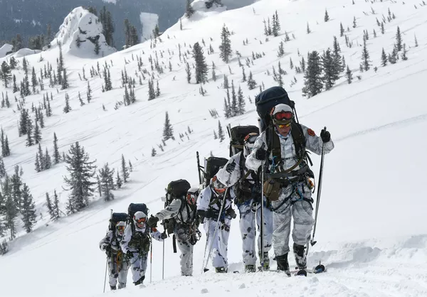 參賽者正在高山地帶進行滑雪急行軍。 - 俄羅斯衛星通訊社