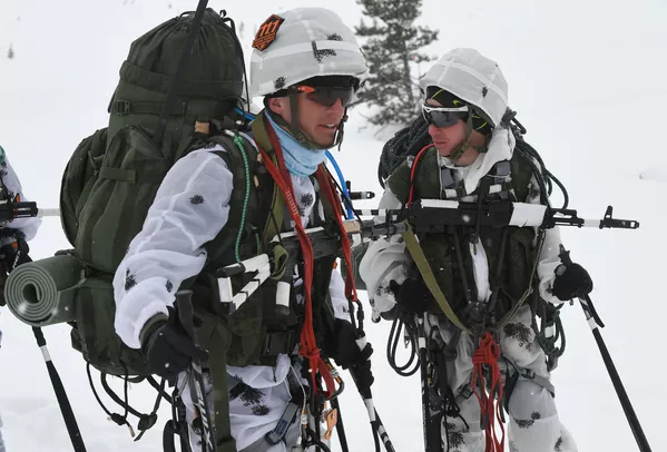 參賽者正在進行滑雪急行軍。 - 俄羅斯衛星通訊社