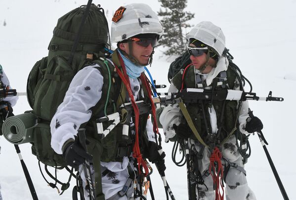 參賽者正在進行滑雪急行軍。 - 俄羅斯衛星通訊社
