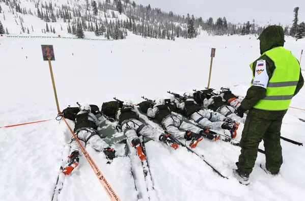 參賽者們在滑雪急行軍時組成火力防線。 - 俄羅斯衛星通訊社