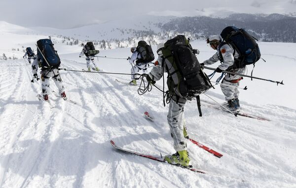 參賽者們在滑雪急行軍時組成火力防線。 - 俄羅斯衛星通訊社