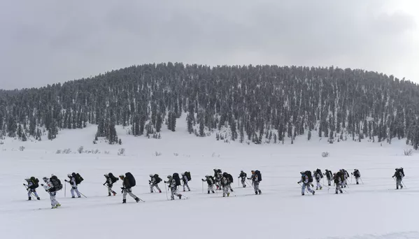 參賽者們在滑雪急行軍時組成火力防線。 - 俄羅斯衛星通訊社