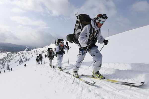 参赛者们在滑雪急行军时组成火力防线。 - 俄罗斯卫星通讯社