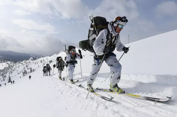 參賽者們在滑雪急行軍時組成火力防線。 - 俄羅斯衛星通訊社