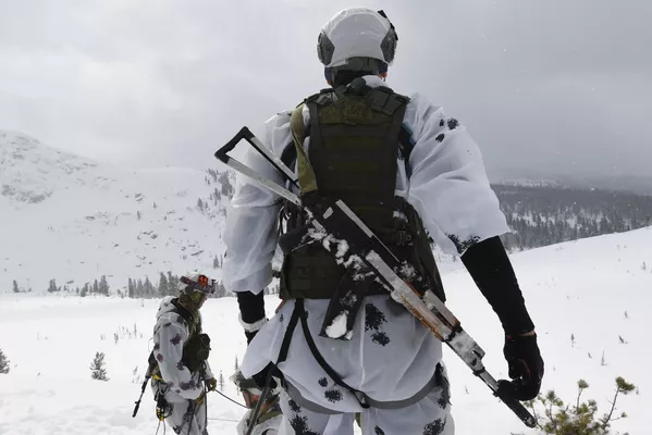 參賽者們在滑雪急行軍時組成火力防線。 - 俄羅斯衛星通訊社
