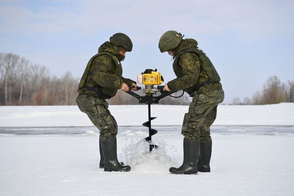 俄罗斯中央军区诸兵种联合部队的工兵准备在阿尔泰边疆区的比亚河上实施炸冰爆破。 - 俄罗斯卫星通讯社