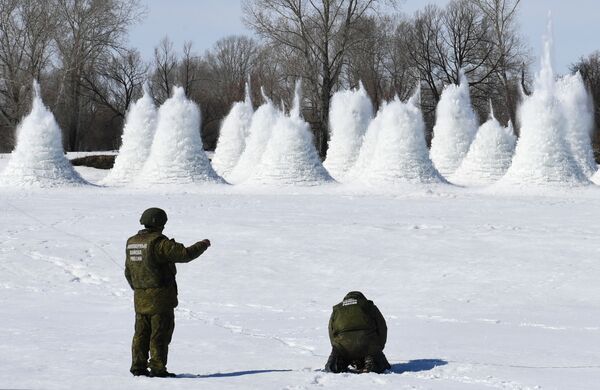 俄罗斯中央军区诸兵种联合部队的工兵准备在阿尔泰边疆区的比亚河上实施炸冰爆破。 - 俄罗斯卫星通讯社