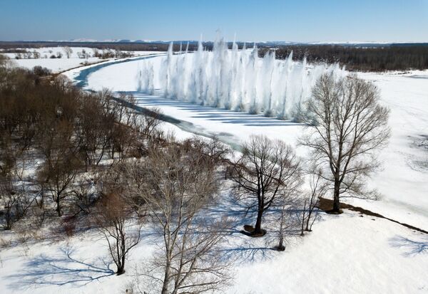 在阿爾泰邊疆區比亞河上的炸冰防洪爆破。 - 俄羅斯衛星通訊社