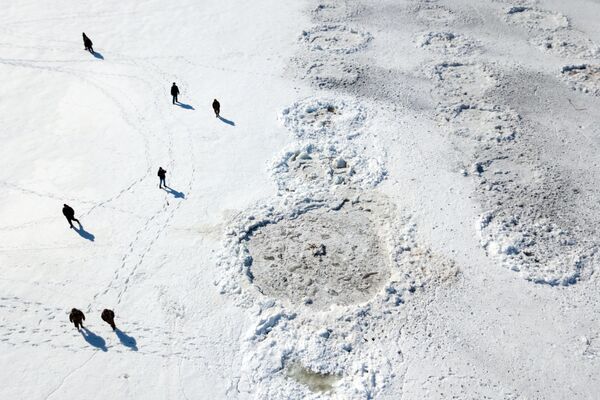 爆破作業完成後的阿爾泰邊疆區比亞河上的冰面。 - 俄羅斯衛星通訊社