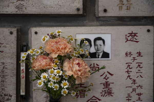 清明節期間香港公墓之一，墳墓上的花朵。 - 俄羅斯衛星通訊社