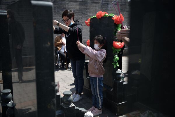 香港清明節期間的墓地訪客。 - 俄羅斯衛星通訊社