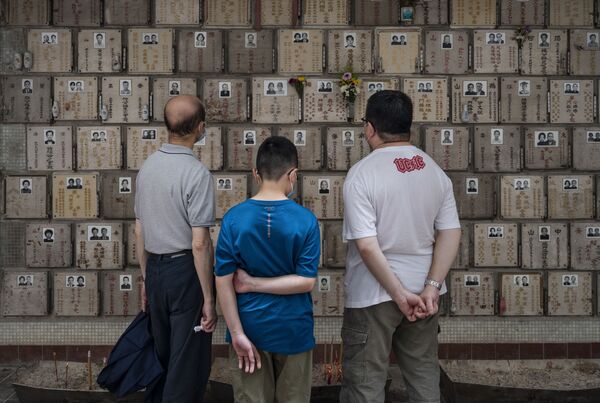 香港清明节期间的墓地访客。 - 俄罗斯卫星通讯社