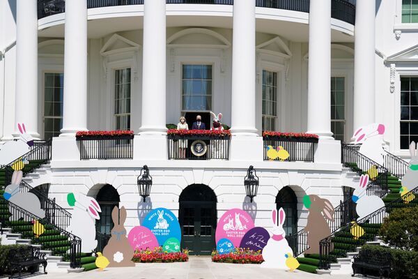 美國總統拜登與第一夫人和一隻由人扮演的復活節兔子，一起亮相白宮的陽台。 - 俄羅斯衛星通訊社