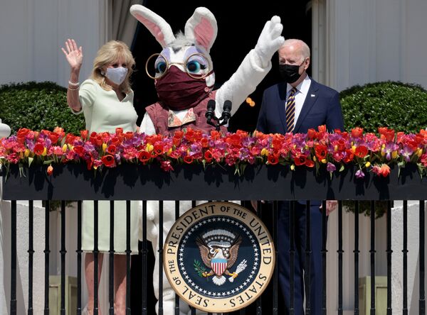 美国总统拜登与第一夫人和一只由人扮演的复活节兔子，一起亮相白宫的阳台。 - 俄罗斯卫星通讯社