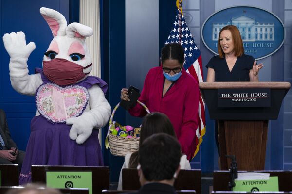 复活节兔子出现在白宫新闻秘书普萨基主持召开的简报会上。 - 俄罗斯卫星通讯社