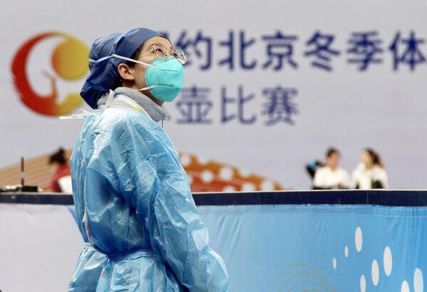 北京，冰壶测试赛现场身着防护服、戴着口罩的医务人员。  - 俄罗斯卫星通讯社