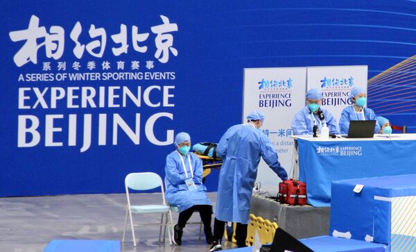 2022年北京冬奧會冰上項目測試賽現場的醫務人員。 - 俄羅斯衛星通訊社