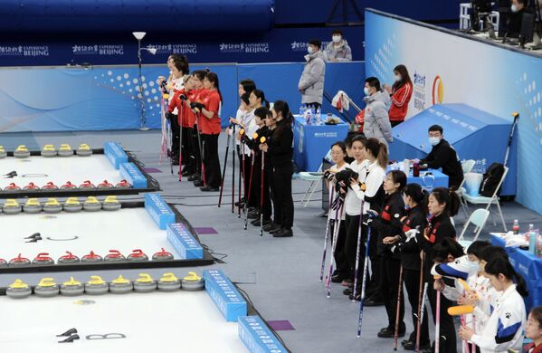 北京，运动员们在“冰立方”国家游泳中心为冰壶比赛做准备。此次冰壶比赛是“相约北京”冬季体育冰上项目测试活动的一部分。 - 俄罗斯卫星通讯社