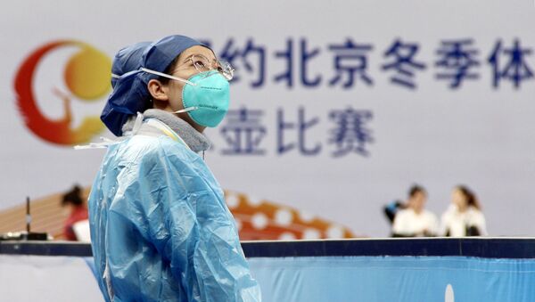 Медик в защитном костюме и маске посещает тестовые соревнования по керлингу в Пекине - 俄罗斯卫星通讯社