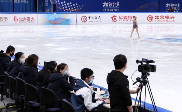 2022年北京冬奧會冰上項目測試賽花樣滑冰比賽現場的評委們。 - 俄羅斯衛星通訊社