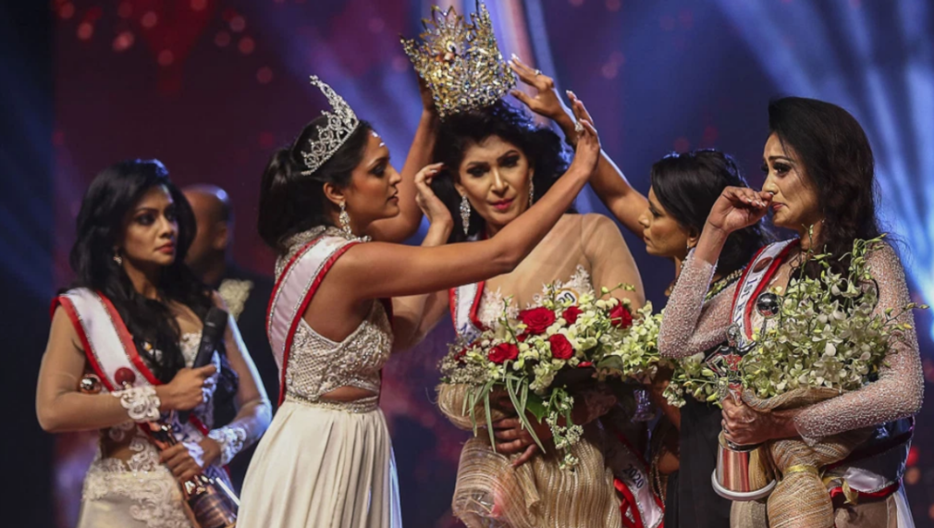 Mrs. Sri Lanka 2020 Caroline Jurie removes the crown of 2021 winner Pushpika De Silva (center) as she is disqualified. - 俄羅斯衛星通訊社, 1920, 06.04.2021