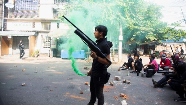 Протестующие с оружием во время акции протеста против военного переворота в Янгоне, Мьянма - 俄羅斯衛星通訊社