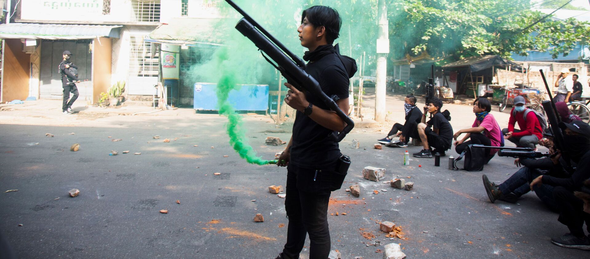 Протестующие с оружием во время акции протеста против военного переворота в Янгоне, Мьянма - 俄罗斯卫星通讯社, 1920, 22.04.2021