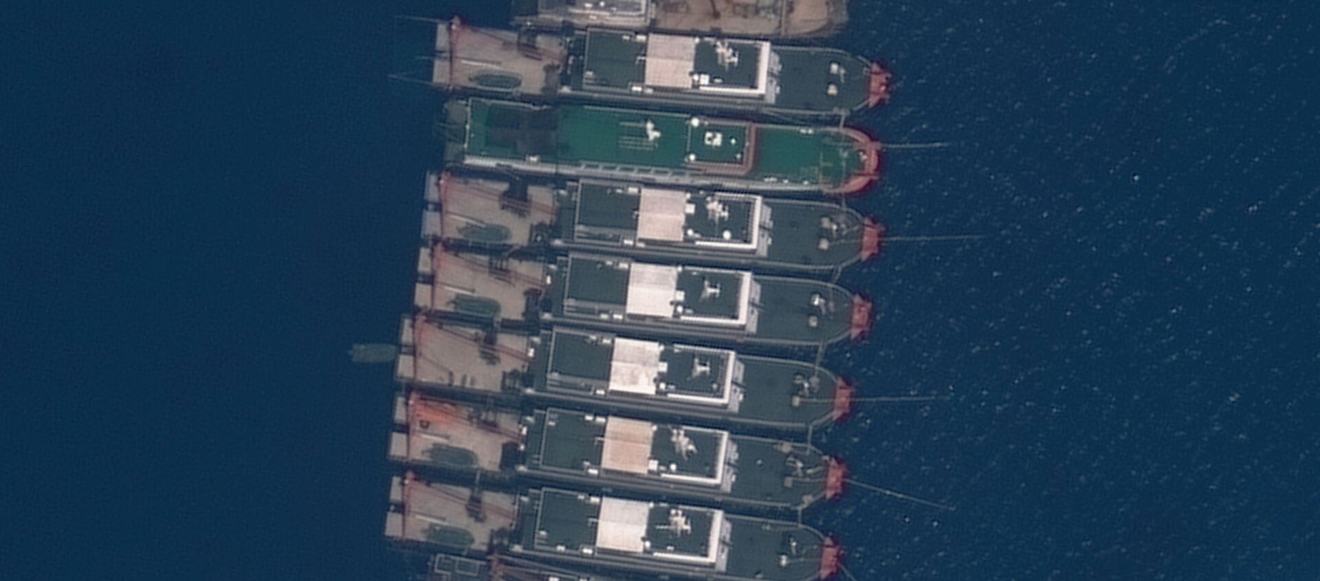 Вид на рыболовные суда у рифа Нюэцзяо в Южно-Китайском море  - 俄罗斯卫星通讯社, 1920, 13.04.2021