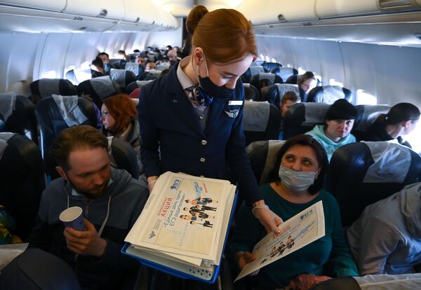 莫斯科至索契航班的機艙里，正在舉行“家長通過國家統一考試的一天”全俄行動 - 俄羅斯衛星通訊社