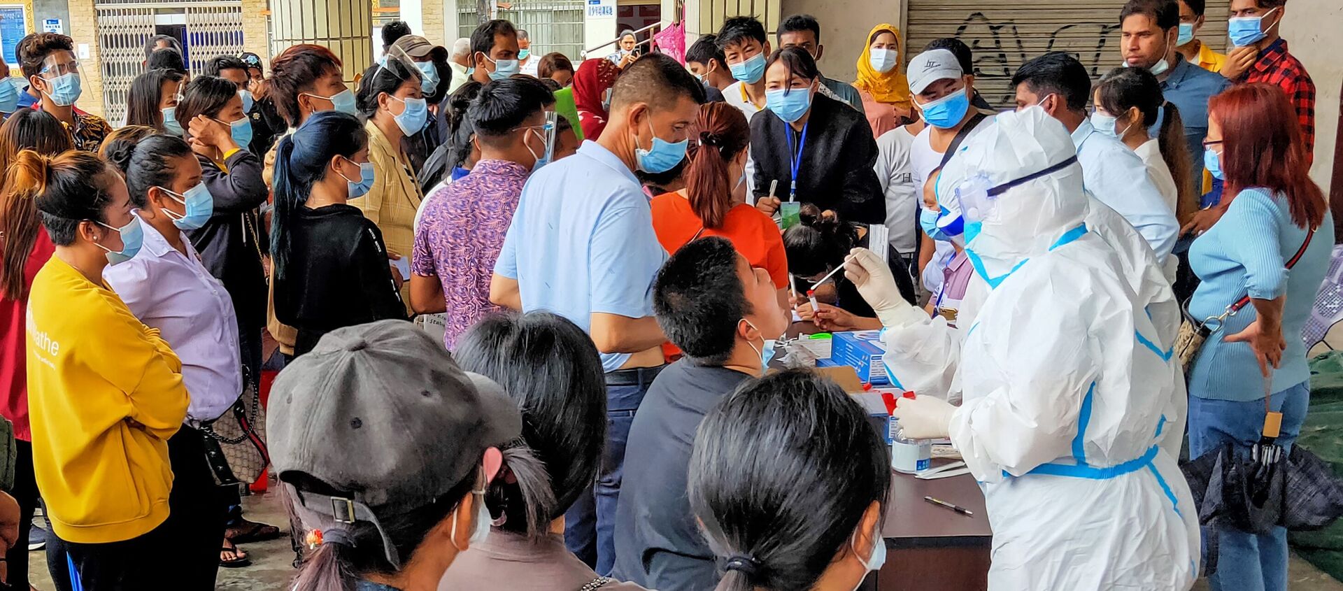 Жители проходят тестирование на коронавирус COVID-19 в Жуйли в провинции Юньнань - 俄羅斯衛星通訊社, 1920, 23.04.2021