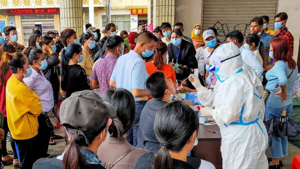 Жители проходят тестирование на коронавирус COVID-19 в Жуйли в провинции Юньнань - 俄罗斯卫星通讯社