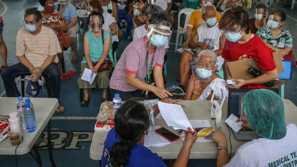 Пожилые ждут  сделать вакцину AstraZeneca против Covid-19 в Маниле - 俄羅斯衛星通訊社