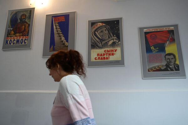 女访客在加加林市首飞太空博物馆参观。
 - 俄罗斯卫星通讯社