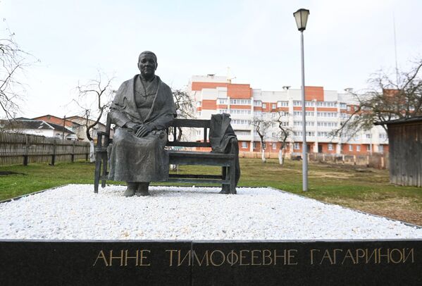 加加林市“安娜·季莫菲耶夫娜·加加林娜”纪念雕像。
 - 俄罗斯卫星通讯社