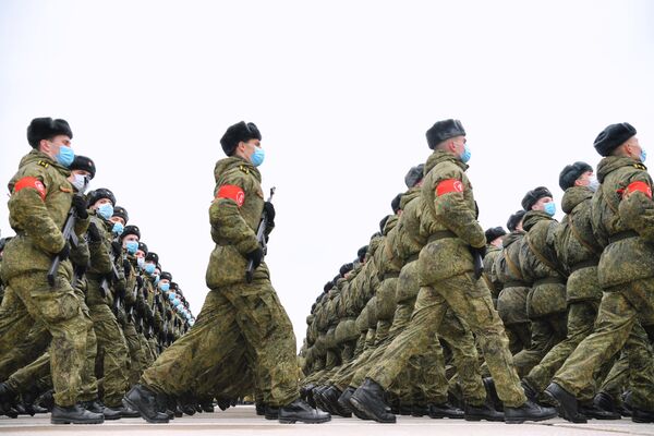 俄軍參閱部隊在阿拉比諾靶場參加彩排。 - 俄羅斯衛星通訊社